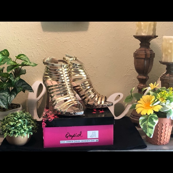 Gold strappy heels to bring out wow of the outfit - Picture 2 of 7